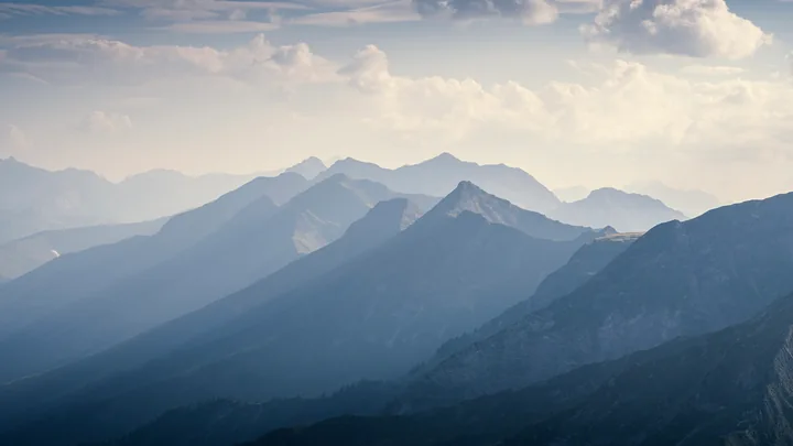 Des plans de montagnes bleues se succèdent dans la lumière.