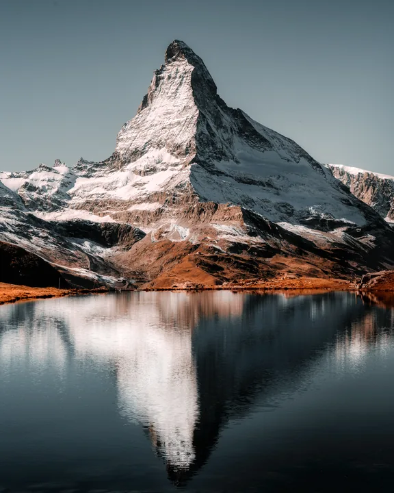 Le Cervin et son reflet presque symétrique dans un lac calme.
