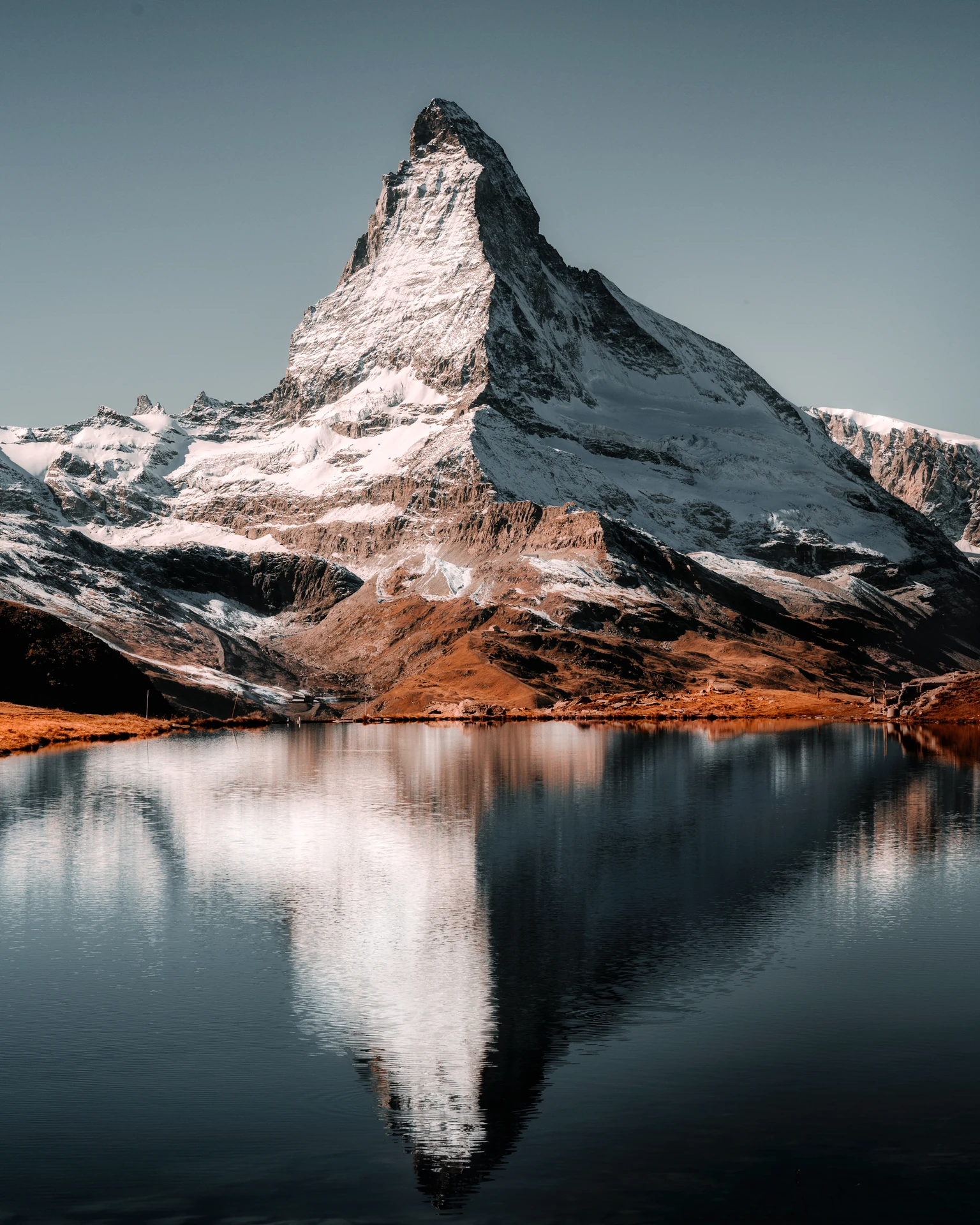 Le Cervin et son reflet dans un lac calme.